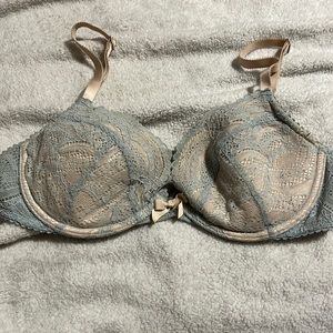 Victoria’s Secret lightly padded lace bra 36C